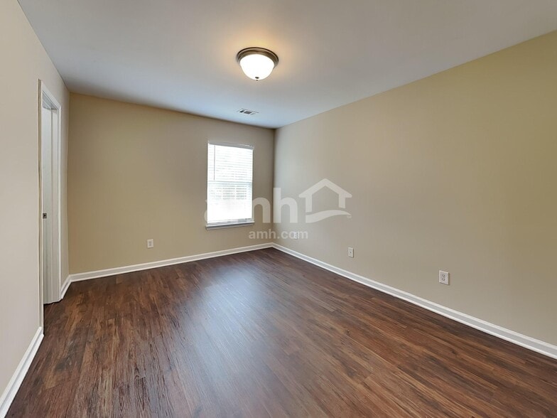 Building Photo - 2920 Mayfair Dr