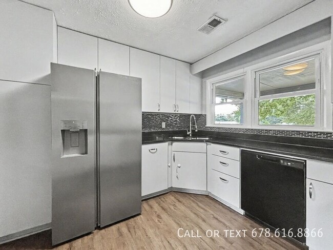 Building Photo - 560 Lee Byrd Rd