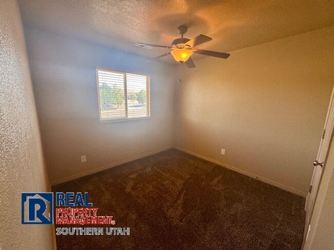 Building Photo - Hidden Valley Townhome