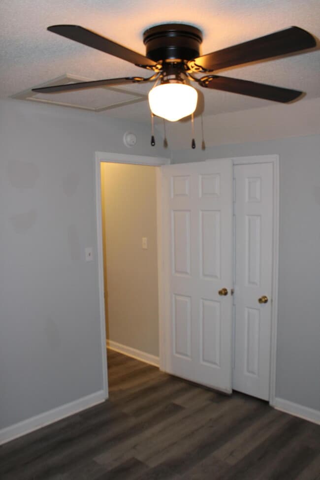 Building Photo - 810 S Willowick Dr