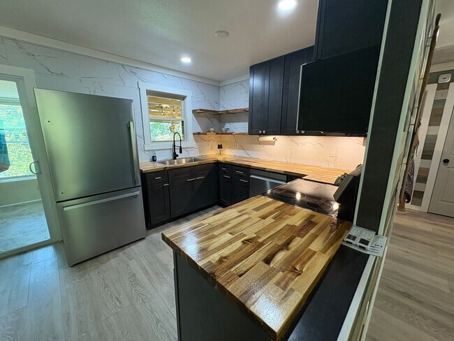 Building Photo - Charming Two Bedroom in Rogers