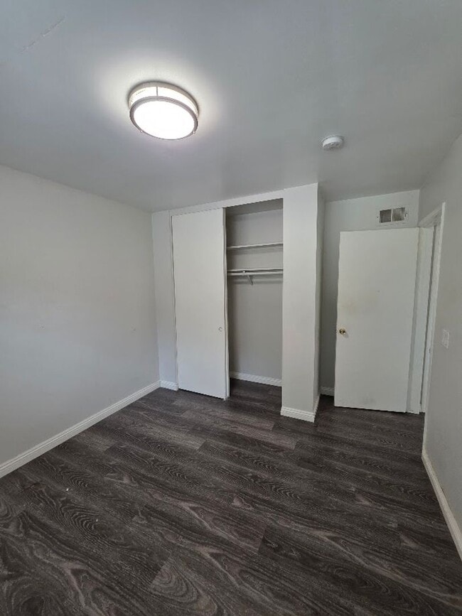 Building Photo - SPACIOUS 4BD/2BA WITH GARAGE, LAUNDRY AND ...