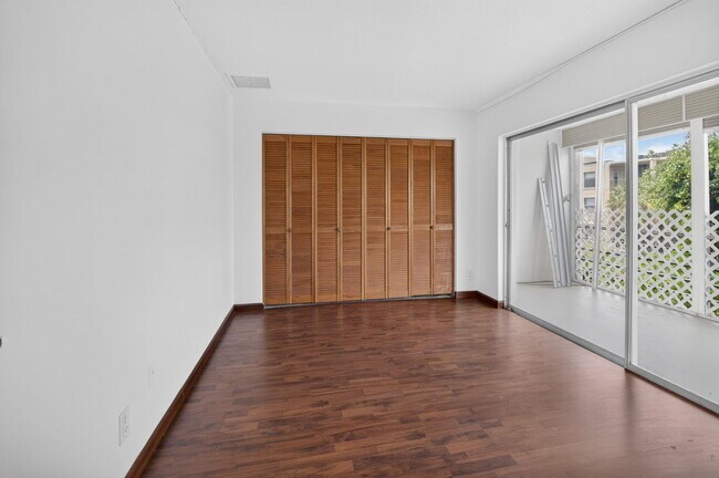 Building Photo - 200 Waterway Dr S