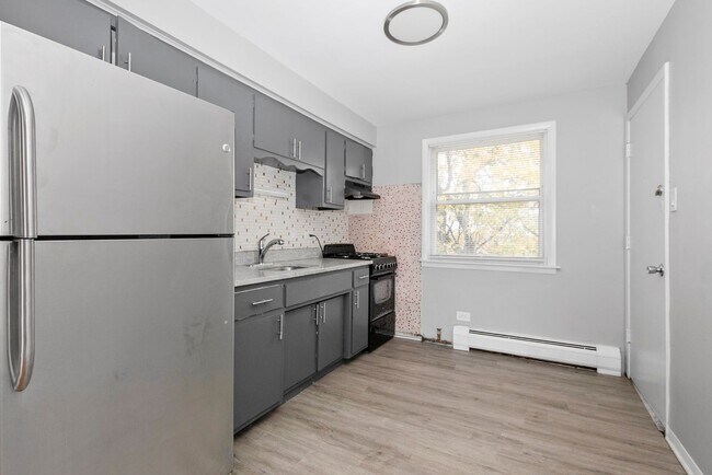 Interior Photo - 7900-06 S Wabash