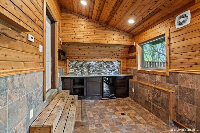 Building Photo - Hillside Retreat
