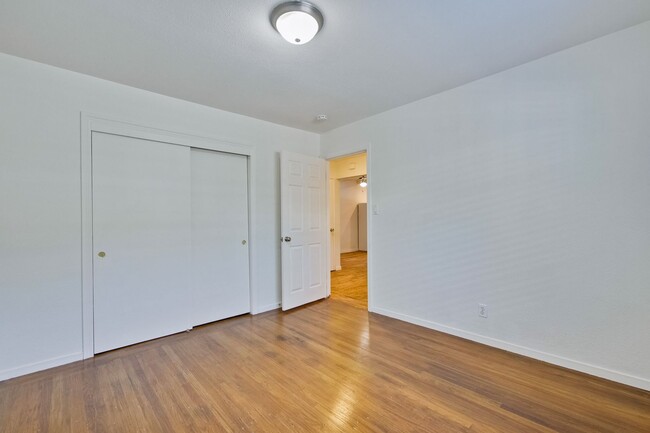 Building Photo - Duplex in Mountain View -  hardwood floors...