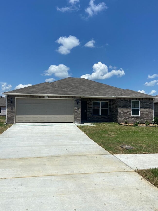 Building Photo - Three Bedroom | Two Bath Home in Conrad Court