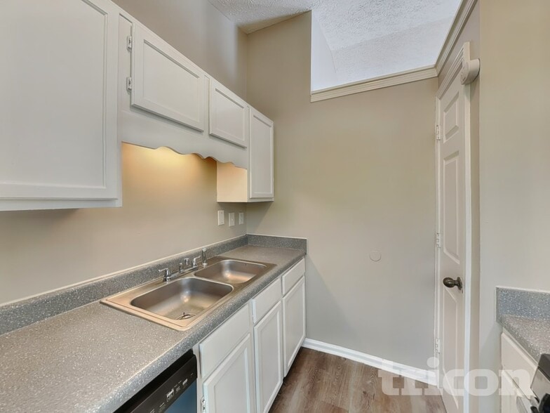 Building Photo - 1330 Ling Dr