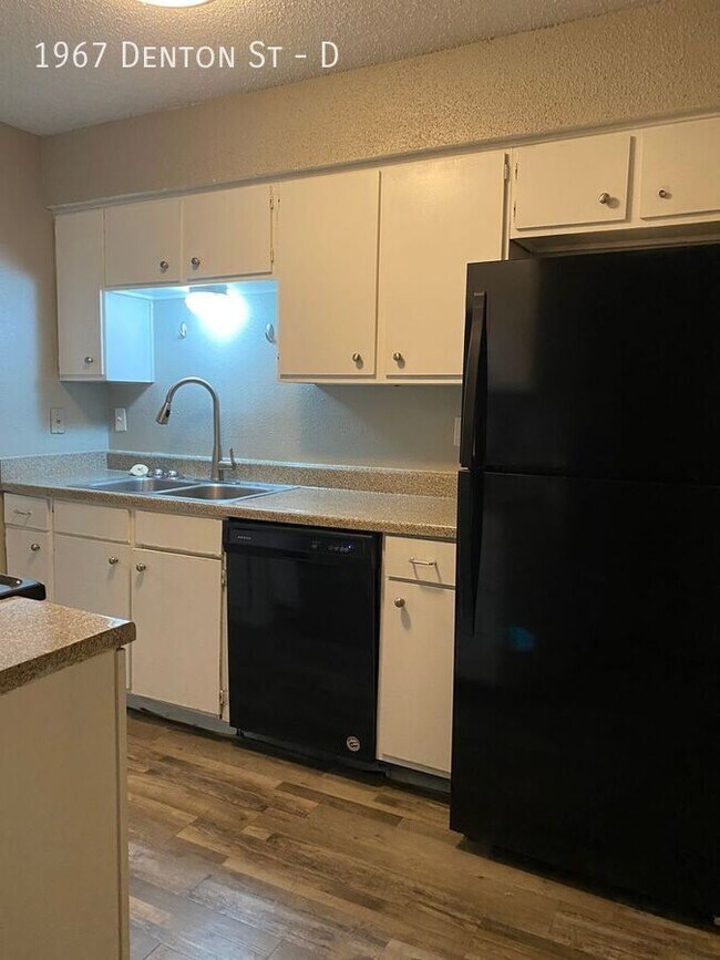 Building Photo - $500 moves you in