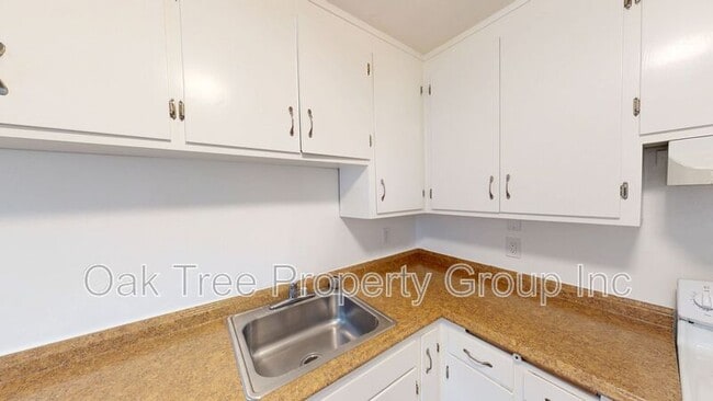 Building Photo - 1648 Russell St