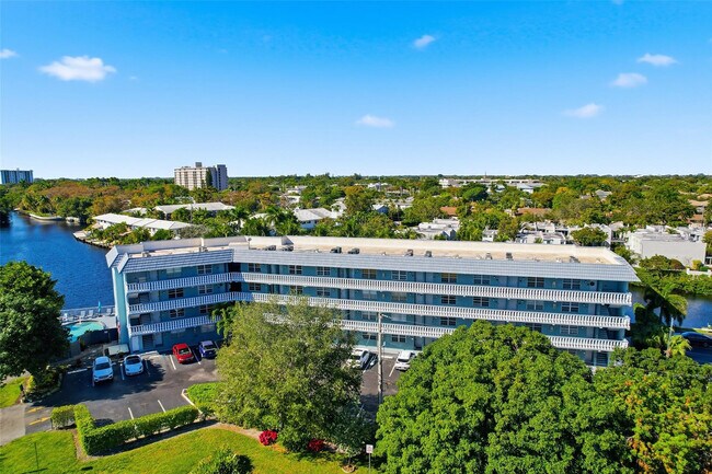 Building Photo - 801 NE 18th Ct