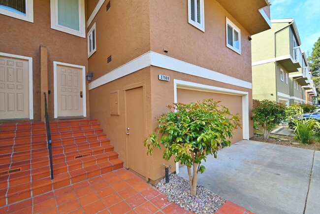 Building Photo - $3,695 - GORGEOUS PARKMONT TOWN HOME IN CE...