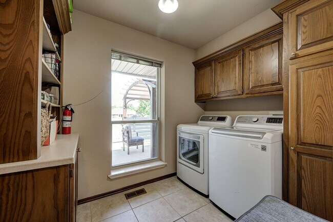 Building Photo - 7808 Forest Ln