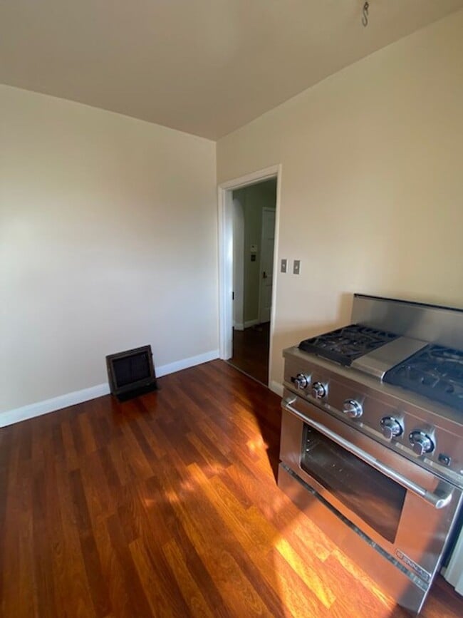 Building Photo - Maple Park LARGE 2 BR/ 2BA with 2 Car Garage & Large Fenced Yard