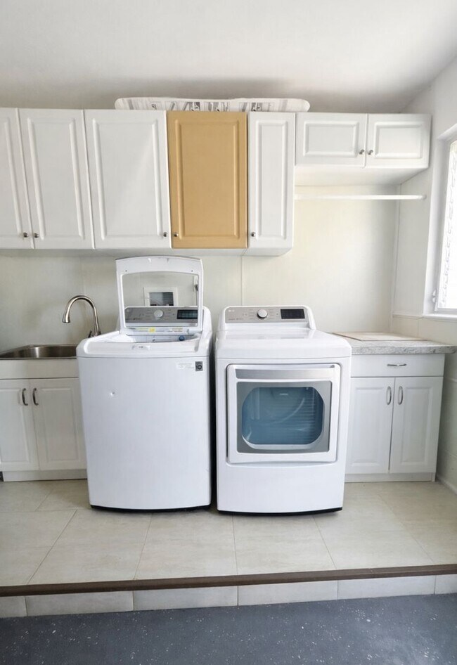 Building Photo - Newly Renovated 3 Bed / 2 Bath Single-Family Home with 2-Car Garage