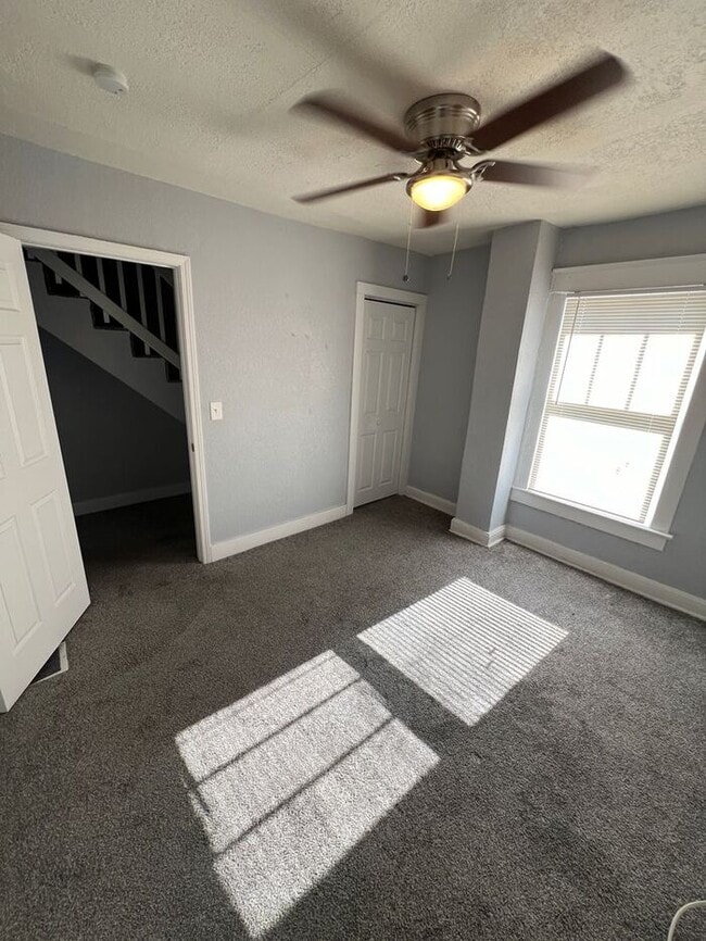 Building Photo - Spacious 5-Bedroom Home with Enclosed Porc...