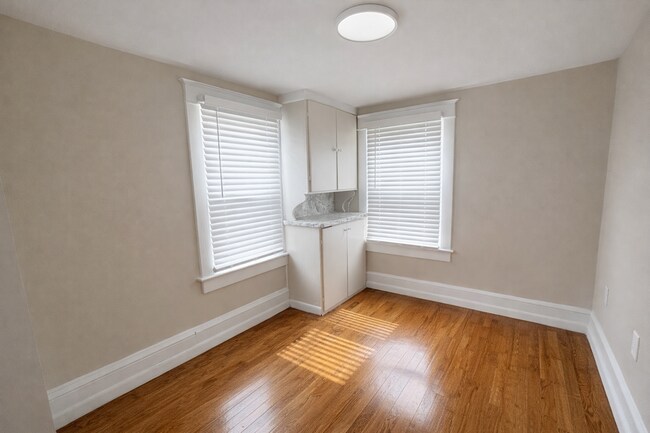 Building Photo - 218 N George St