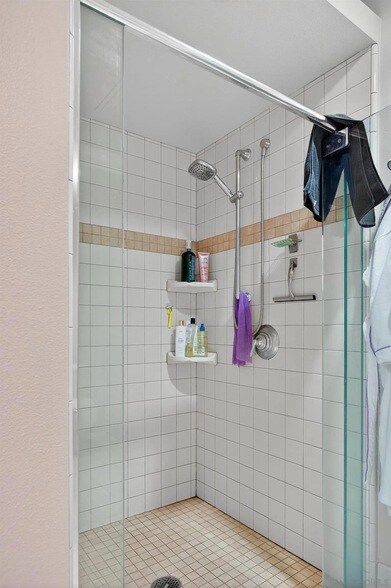 Building Photo - 877 Island Ave