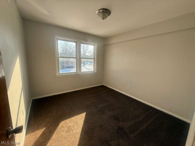 Building Photo - 2027 Warrensville Center Rd