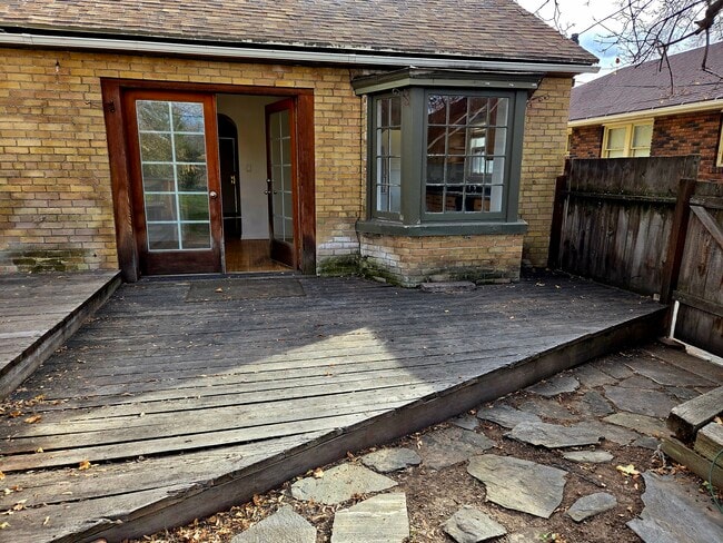 Building Photo - 2528 Beverly St E