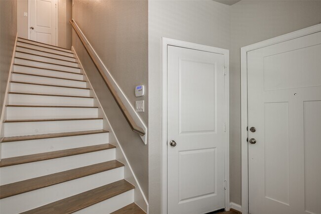 Building Photo - 211 Pk Pl Cir