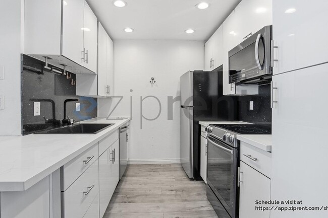 Building Photo - 4295 Vía Arbolada