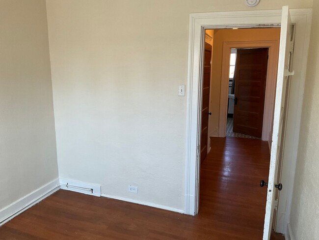 Building Photo - Huge 3/4 bedroom 1.5 bath updated home wit...