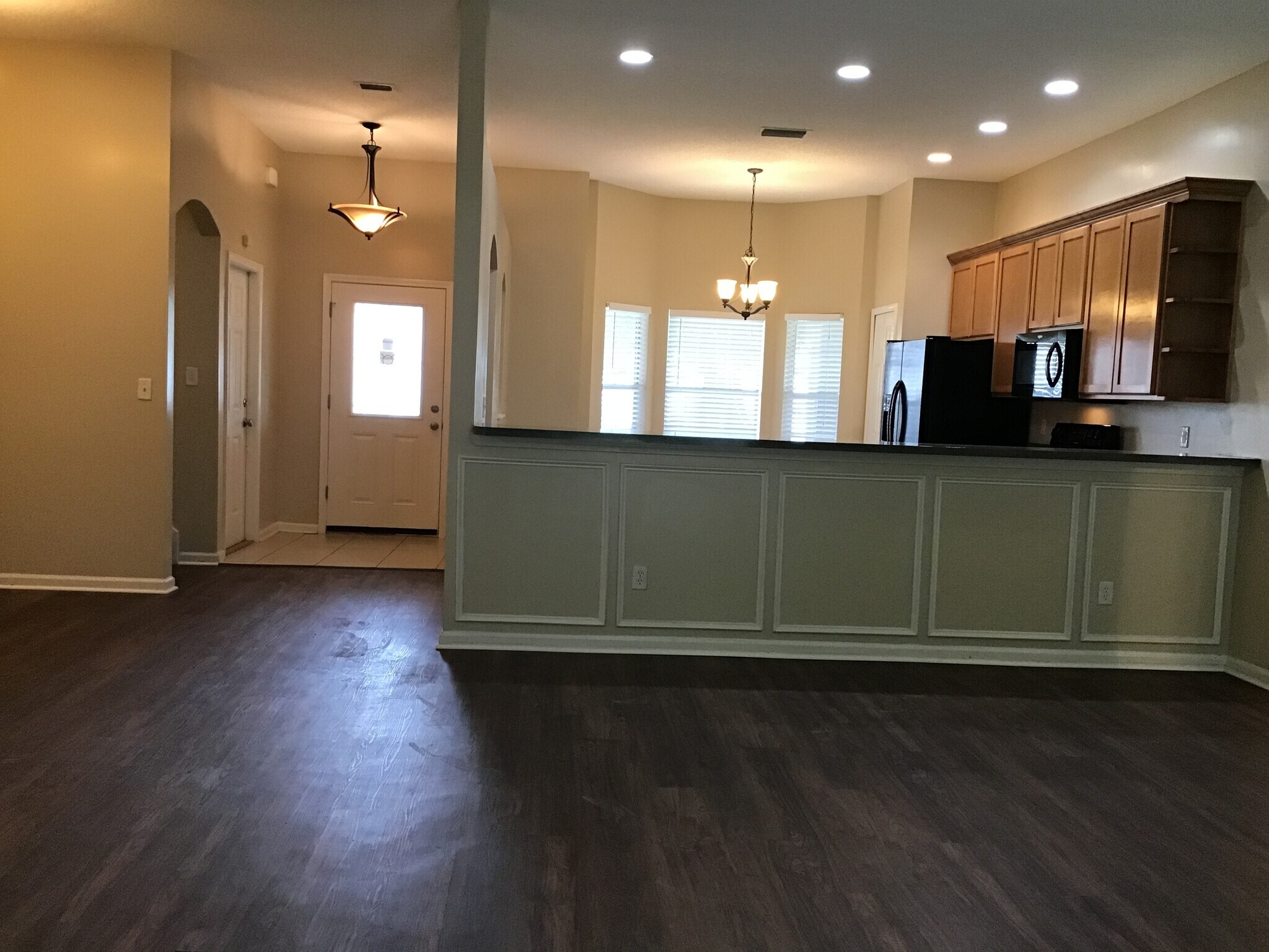 Building Photo - 2469 Royal Pointe Dr