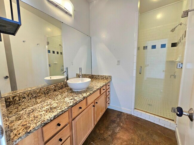 Building Photo - 420 N Adams St