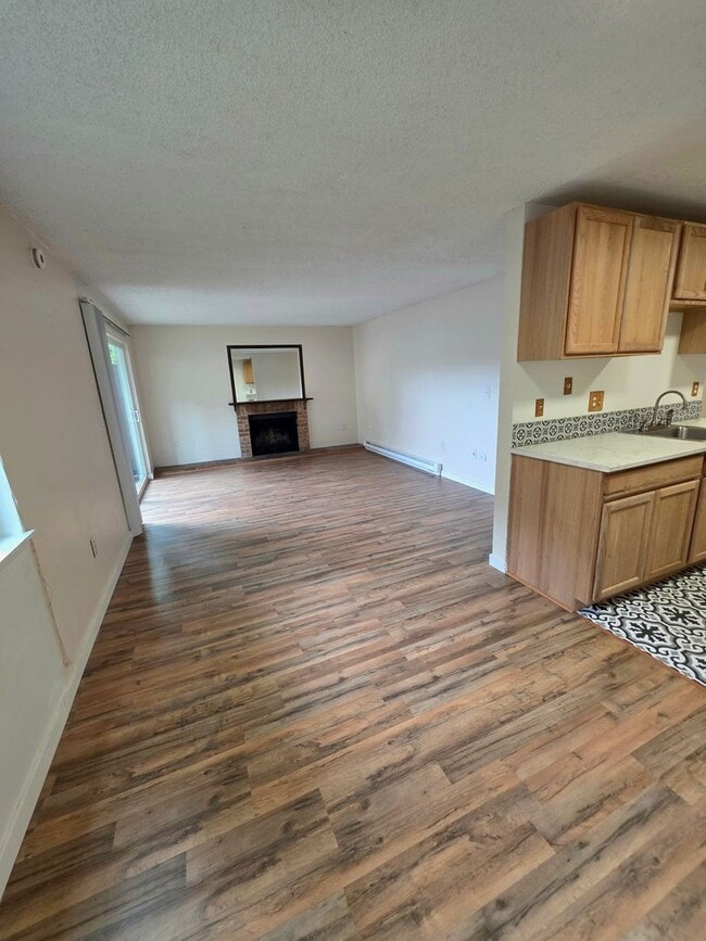 Building Photo - Renton Sunset Heights Condominiums - 2 bedroom 1 bathroom lower floor unit - Water, Sewer & Garba...