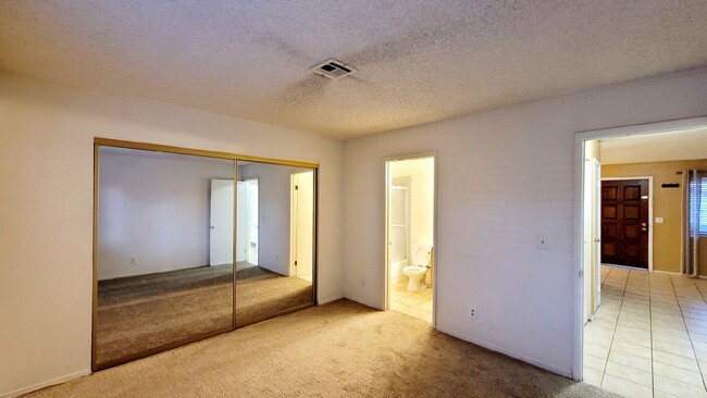 Building Photo - 825 Rock Springs Dr