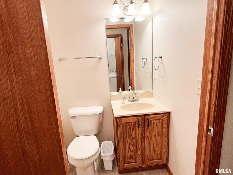 Half bath - 1138 Breeze Way