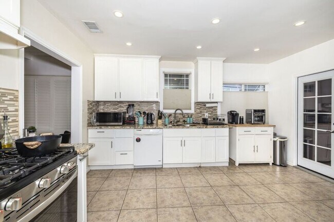 Building Photo - 3440 Oak Knoll Blvd