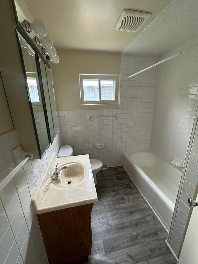 Building Photo - 1801 Lynwood Dr