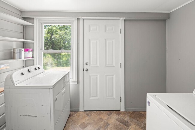 Building Photo - West Asheville Apartment - One Bedroom Plus Office