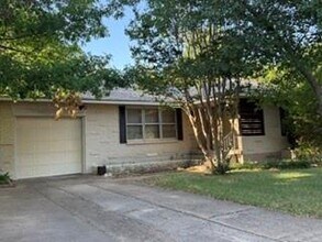 Building Photo - 2615 Southwood Dr