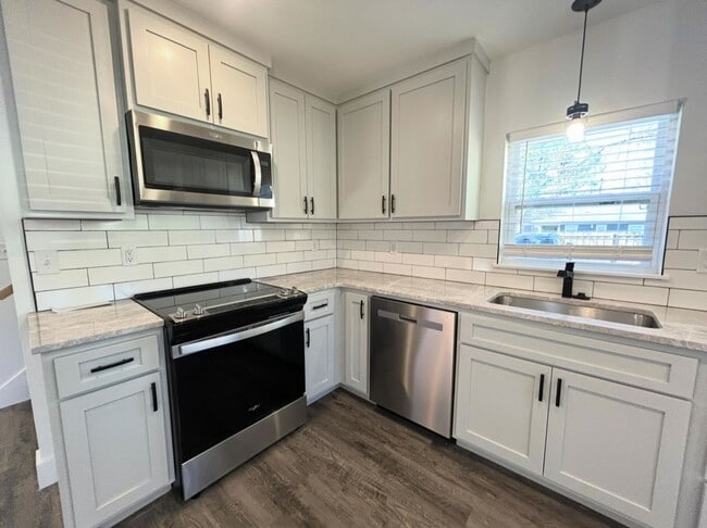 Building Photo - 3 Bedroom 2 Bathroom Home for Rent