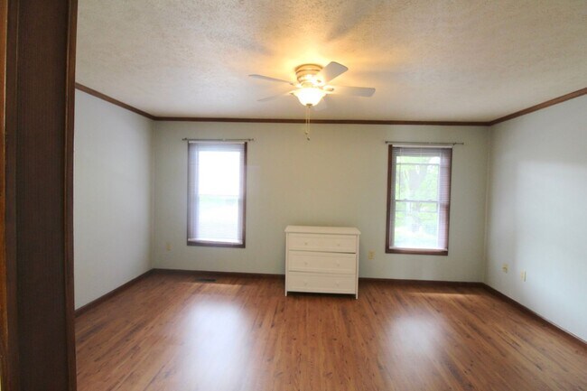 Building Photo - 706 Greenbriar Dr