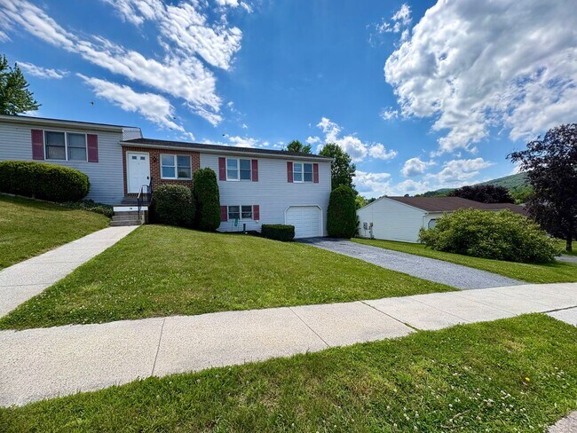 Building Photo - 3 Bedroom 1.5 Bathroom House Available in Dillsburg!