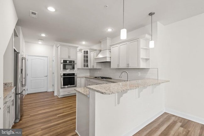 Building Photo - 7131 Beaumont Place