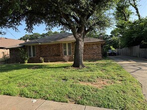 Building Photo - 901 Bluebird Dr
