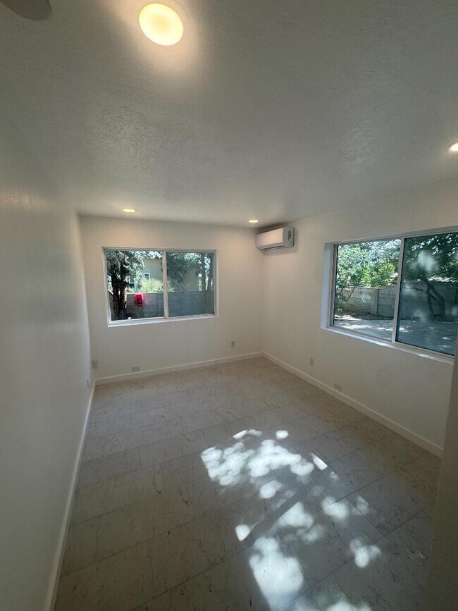 Building Photo - 11216 Baja Dr NE