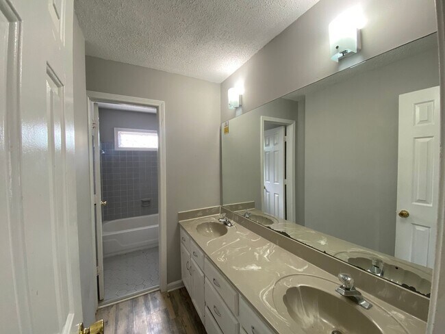 Building Photo - 5011 Pheasant Run Ln