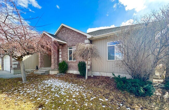 Building Photo - Stunning 6 Bed / 3 Bath | Great Location | Expansive Living Space