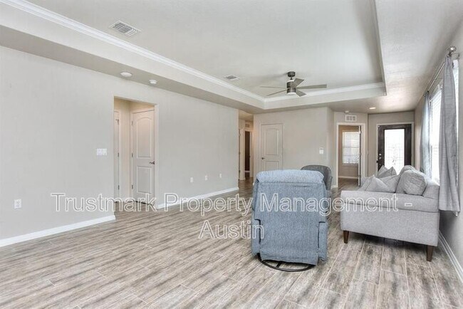 Building Photo - 220 Comal Ln