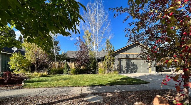 Building Photo - Spacious Westside 3-Bdrm + office & fenced yard!