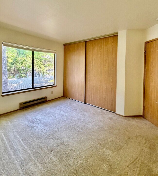 Building Photo - 1276 Bellevue Way NE