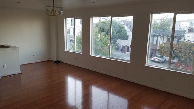 Primary Photo - 221 Lakeview Ave