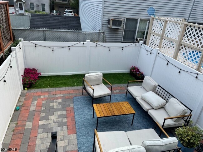 Building Photo - 5 W 19th St