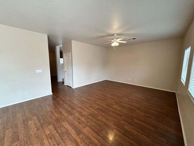 Building Photo - Large 3 Bed / 2 Bath Home with Sparkling P...